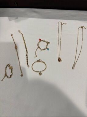 Costume jewelry. Gold.